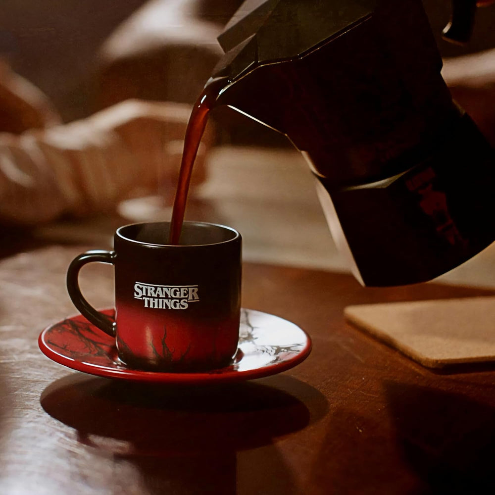 Bialetti Moka Express Stranger Things Cafetiera cu 3 căni, Buton muzical cu funcție de încărcare USB-C, Nu este potrivită pentru plite cu inducție, 3 căni (130 ml), Negru