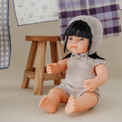 Strick-Kleiderset für Miniland Dolls, aus recyceltem Material, für 38cm Puppen. Modell: Trampler und Mütze, 31688, beige