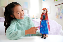 Mattel DISNEY Frozen The Ice Queen Anna Doll - fustă magică cu efect de schimbare a culorilor, activabilă cu ajutorul baghetei cu fulgi de zăpadă și apă, inclusiv periuță de păr, pentru copii de la 3 ani, HTG24 Papusi Naty Shop