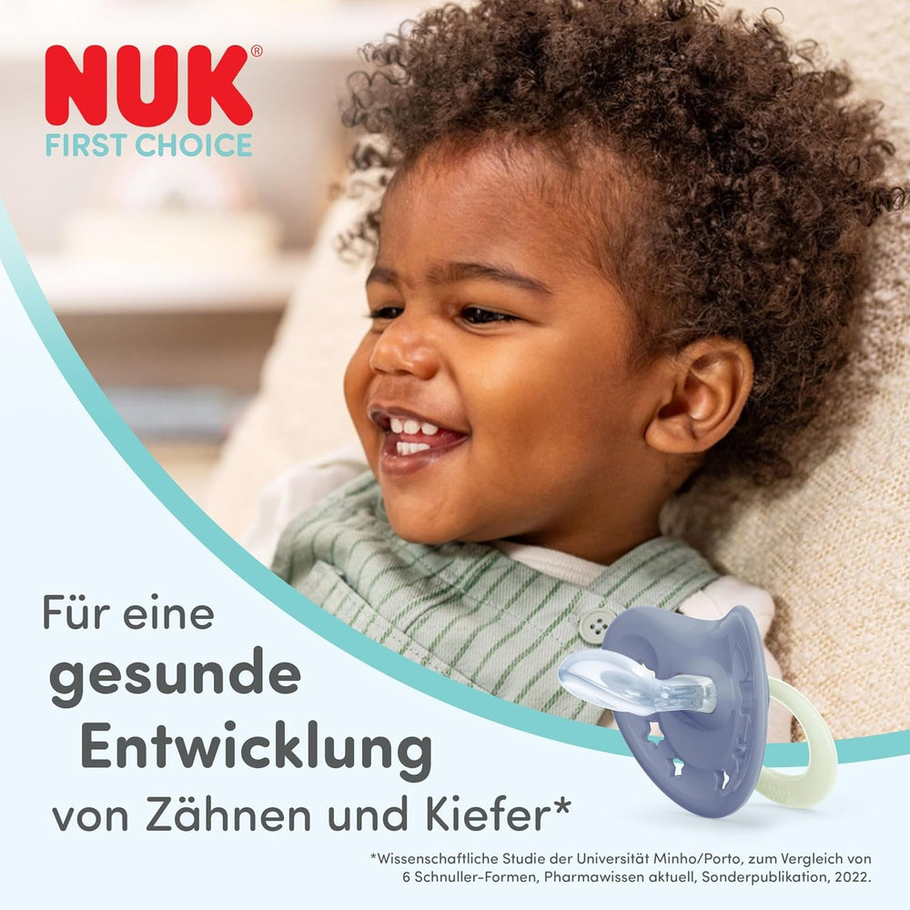 Suzete NUK First Choice Classic Day & Night pentru bebeluși | 6-18 luni | Suzete ortodontice care strălucesc în întuneric | Acceptare 95% de către bebeluși** | Albastru | Pachet de 2