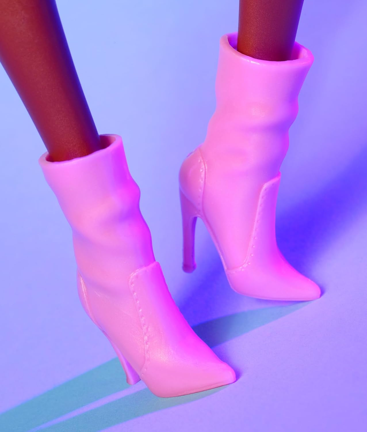 Barbie Looks Puppe, Sammelfigur Nr. 21 mit geflochtenem schwarzem Haar und moderner Y2K-Mode, rosa Neckholder-Top und Kunstlederrock mit Stiefeln, HRM13 Naty Shop Dolls