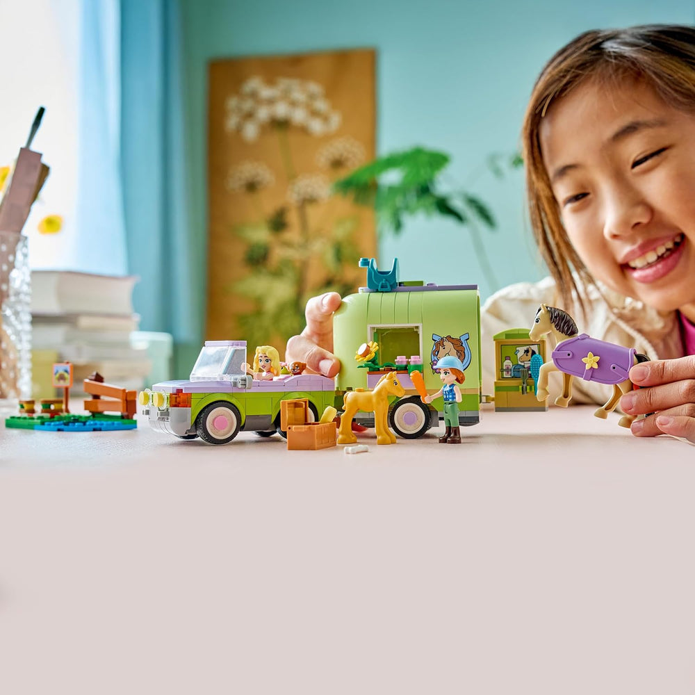 LEGO Friends Pferd und Fohlen mit Pferdeanhänger – Pferde Spieleset mit Pflegezubehör, 4 Tierfiguren, Auto & 2 Mini Puppen – Geschenkeidee zum Geburtstag für Mädchen ab 7 Jahren – 42695