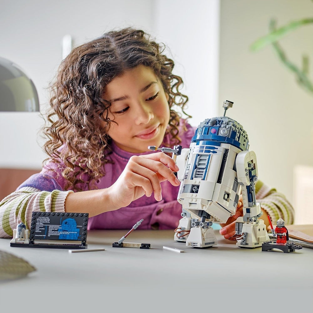 LEGO Star Wars R2-D2-Modellset für Kinder, Jungen und Mädchen, baubare Droidenfigur mit Darth Malek-Minifigur zum 25-jährigen Jubiläum und Dekorationsplatte, Sammlungsgeschenkidee 75379 Bausets Besuchen Sie den LEGO-Store
