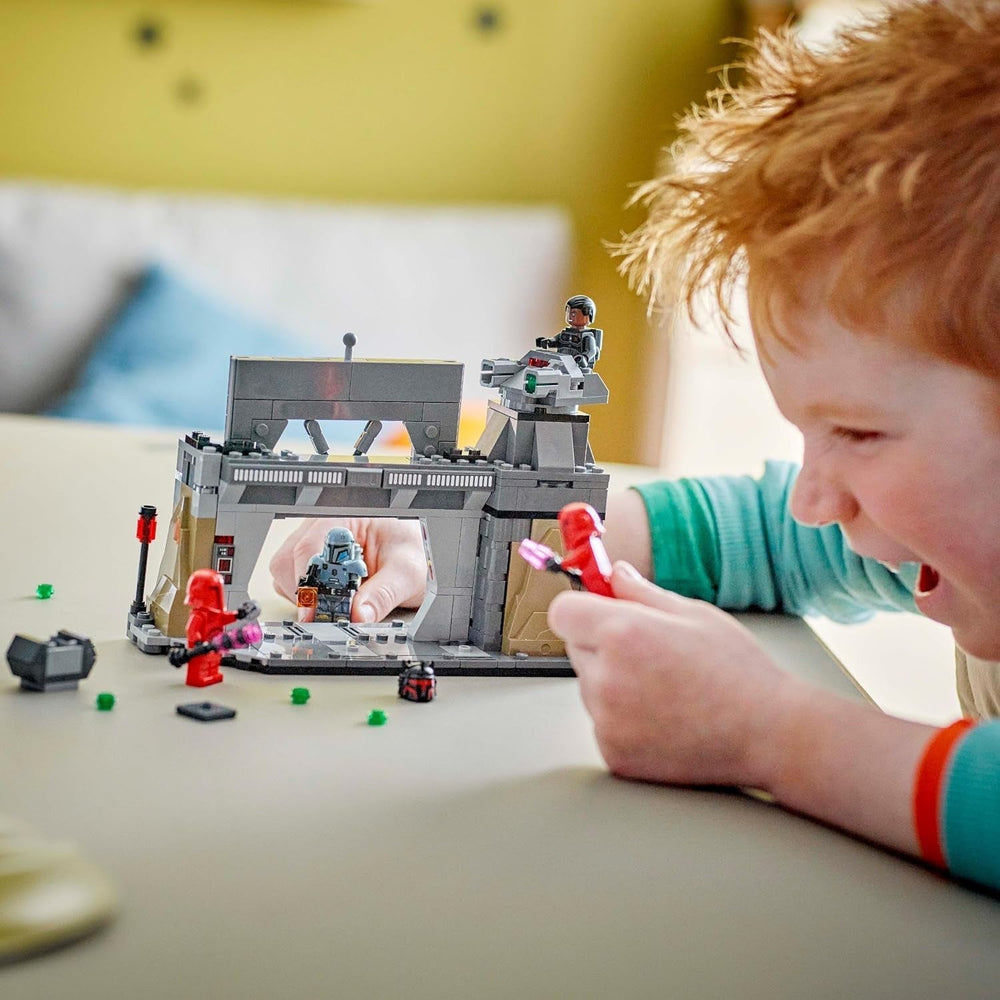 LEGO Star Wars: Das Mandalorianer-Duell zwischen Paz Vizsla und Moff Gideon, Bauspielzeug zum Sammeln für Kinder, Geschenkidee für kreative Jungen und Mädchen ab 7 Jahren, Mandalorianer-Spielzeug 75386 Bausets Beuche den LEGO-Store
