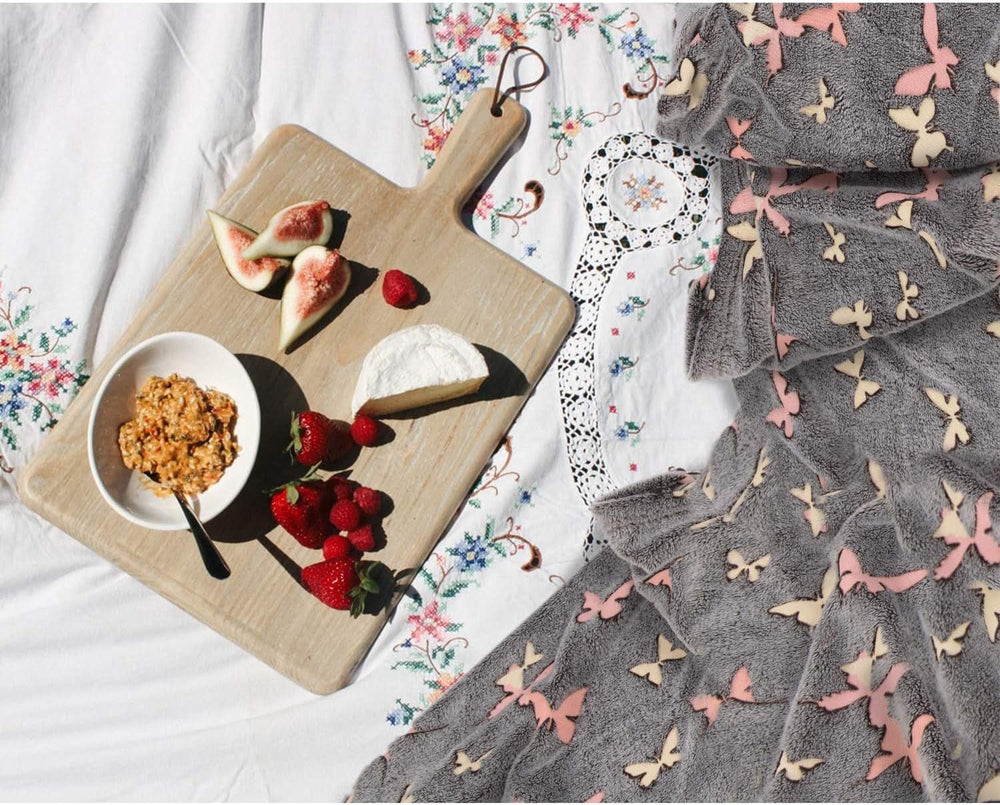 Kanguru Glow Tagesdecke, im Dunkeln leuchtende Decke, Schmetterlingsdecke, weiche Decke, 130 x 150 cm, leuchtende Sofa-Tagesdecke. Im Dunkeln leuchtende Kinderdecke, grau. Betten und Decken. Besuchen Sie den Kanguru-Store