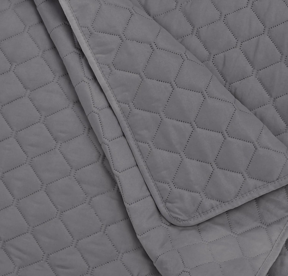 Übergroße Bettdecke mit Relief von Amazon Basics, 170 x 210 cm, dunkelgraues Rautenmuster. Betten und Decken. Besuchen Sie den Amazon Basics-Store