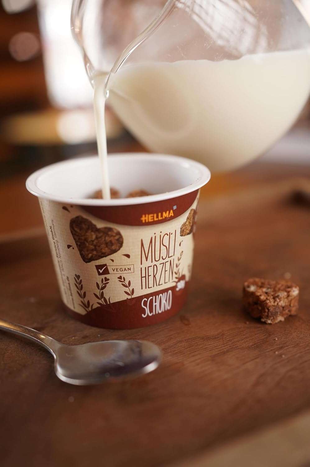 HELLMA Herzen mit Müsli und Schokolade – 18 Portionen à 30 g – Mit Schokolade überzogene Haferflocken in Herzform, Take-away-Gläser