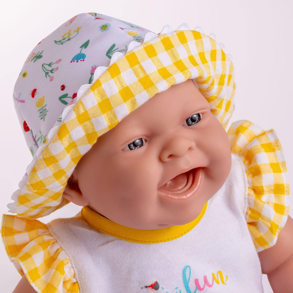 JC Toys - Lola Lemon Twist Puppe, 36 cm, weiches Vinyl, lächelndes Gesicht, sitzende Puppe, Kleidung mit Vichy und Sandalen, Mädchen, 2 Jahre