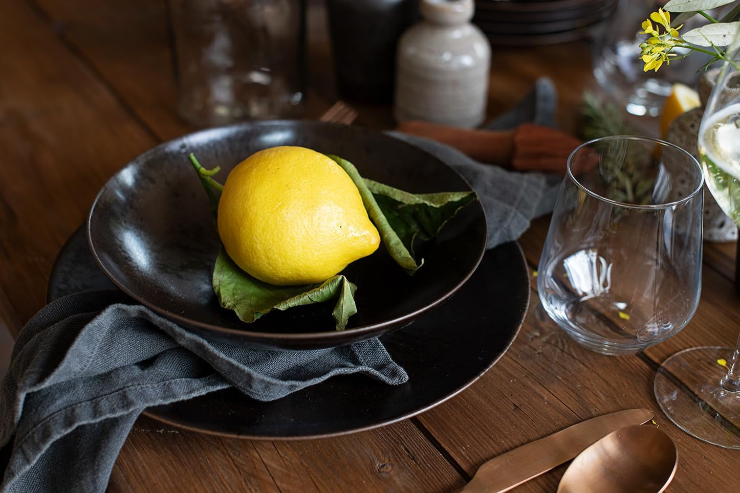 MÄSER Bronz Metallic, serviciu de masă cu 12 piese pentru 4 persoane cu glazură elegantă și lucioasă, set de farfurii cu farfurie de cină, farfurie de sumă și farfurie de desert din ceramică de înaltă calitate, gresie, maro