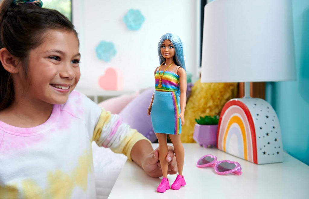 Păpușa Barbie Fashionistas nr. 218 cu păr lung albastru, top curcubeu și fustă turcoaz, păpușă de modă de colecționat cu ocazia celei de-a 65-a aniversări, HRH16 Papusi Naty Shop