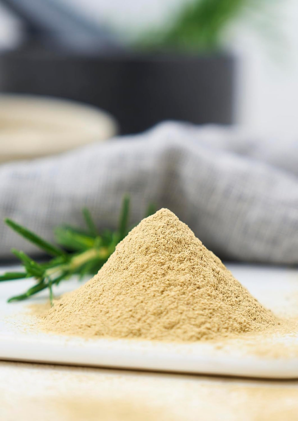 Fuchs Gewürze - Rosmarin gemahlen - zum Würzen von Fisch, Fleisch und Gemüse - natürliche Zutaten - 30 g in wiederverwendbarer, recyclebarer Dose