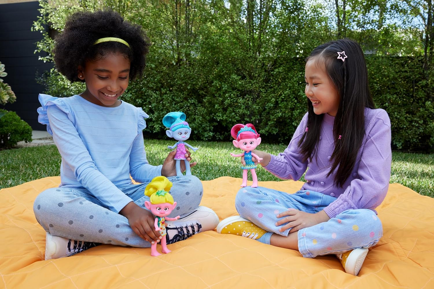 Mattel DREAMWORKS TROLLS Gemeinsam Stark – Haarige Überraschungen Chenille Puppe mit leuchtend blauen Haaren zum Stylen, lila Stirnband, für Kinder ab 3 Jahren, HNF15