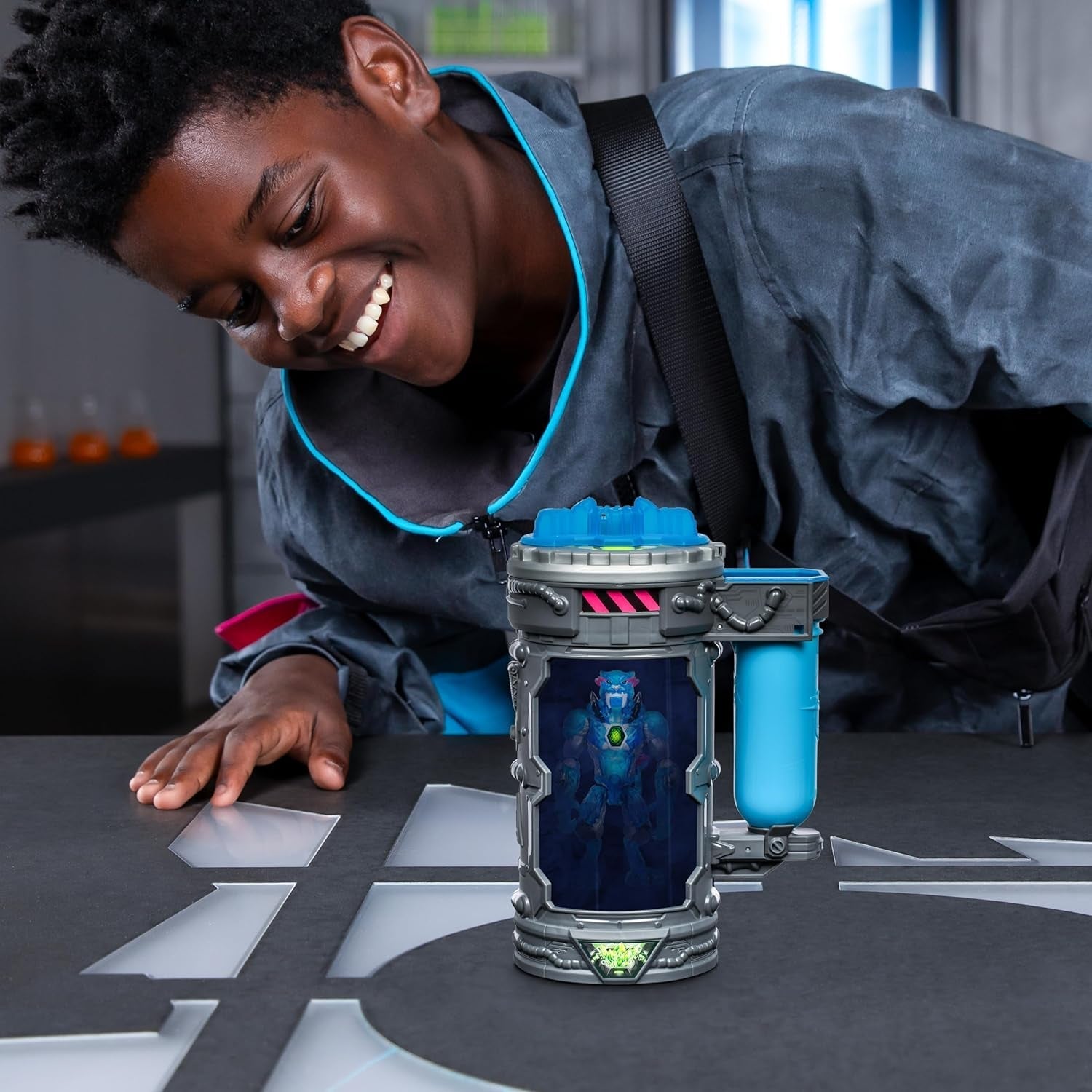 Umzugsunternehmen; Bewegen Sie das ultimative Biest. Erleben und erschaffen Sie die Actionfigur Stealth Panther von Mrbeast. 3 zum Sammeln, Iconic Panther, Stealth Panther, Metallic Panther Actionfiguren Naty Shop