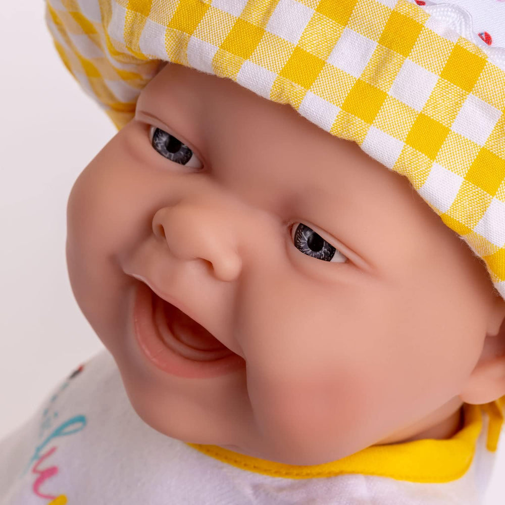 JC Toys - Lola Lemon Twist Puppe, 36 cm, weiches Vinyl, lächelndes Gesicht, sitzende Puppe, Kleidung mit Vichy und Sandalen, Mädchen, 2 Jahre