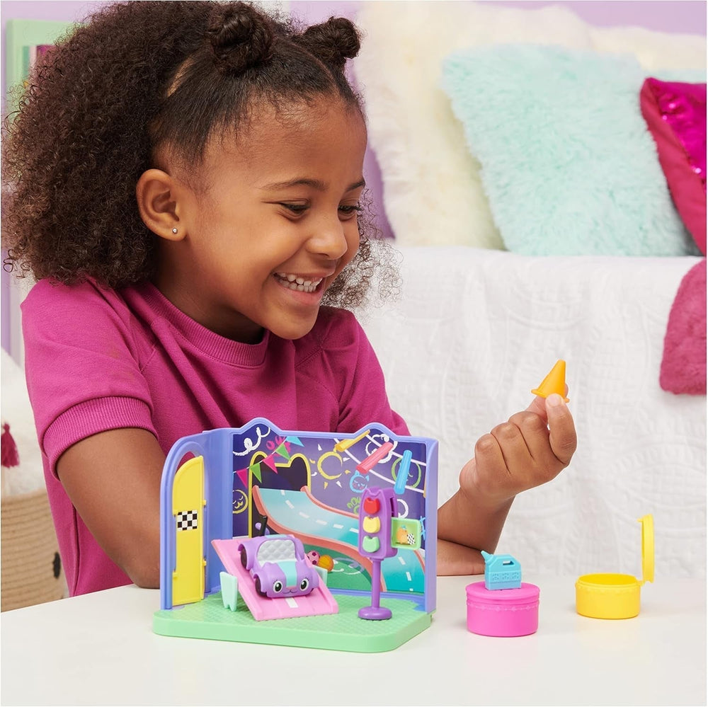 Gabby's Dollhouse Deluxe-Zimmer, Purr-Ific-Spielzimmer, Spielzimmer mit Carlita-Spielzeugauto, 2 Möbelstücken und 2 Überraschungsboxen mit Zubehör, geeignet für Kinder ab 3 Jahren. Naty Shop-Puppenhäuser