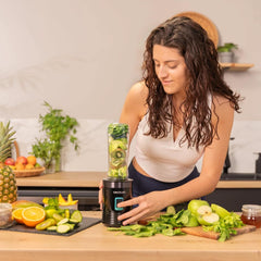 Cecotec Tragbarer Einzelstandmixer Power Titanium 300 Easygo. 350W, Zerkleinert Eis, 4 Klingen Mit Schwarzer Titanbeschichtung, Inklusive 2 Kühlröhren, 2 Tragbaren Bechern Und 2 Deckeln Mama si Copilul Naty Shop