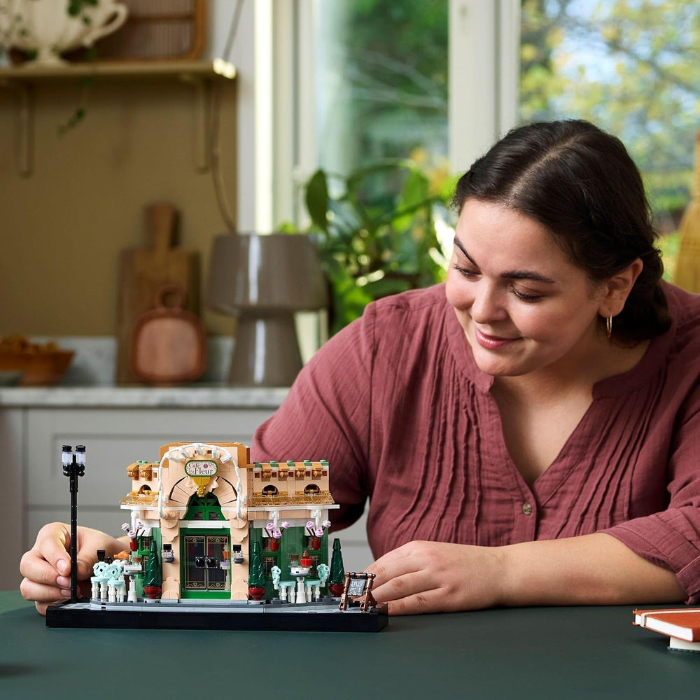LEGO Icons Französisches Café – Dekorationen für Wohnzimmer oder Büro – Bauset für Erwachsene inklusive malerischer Fassade, hängendem Blumentopf und Stühlen – Geschenk für Männer und Frauen 10362 Bausets Besuchen Sie den LEGO-Store
