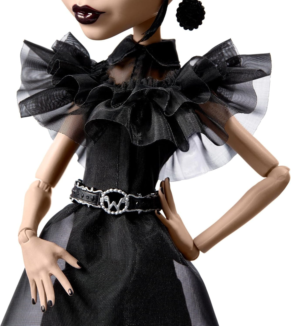 Monster High Wednesday-Puppe, Rave'N Wednesday-Sammelfigur im schwarzen, von der Goth-Tanzbühne inspirierten Kleid, Premium-Zubehör und Puppenständer, HXJ03 Naty Shop Dolls