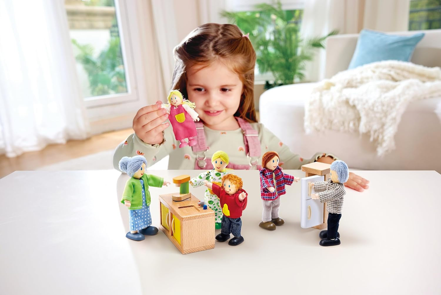 Set familial de păpuși Hape Doll Family premiat, accesorii unice pentru case de păpuși din lemn, joc imaginativ, 6 membri ai familiei de păpuși, pentru copii cu vârsta de 3 ani și peste