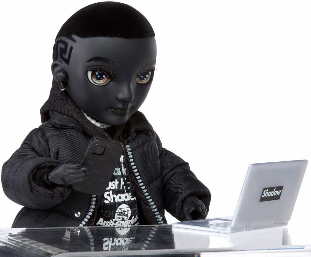 Rainbow High Shadow High - REXX McQueen - Păpușă neagră la modă cu ținută la modă și peste 10 accesorii de joacă colorate - Ideală pentru colecționari și copii cu vârsta cuprinsă între 4 și 12 ani