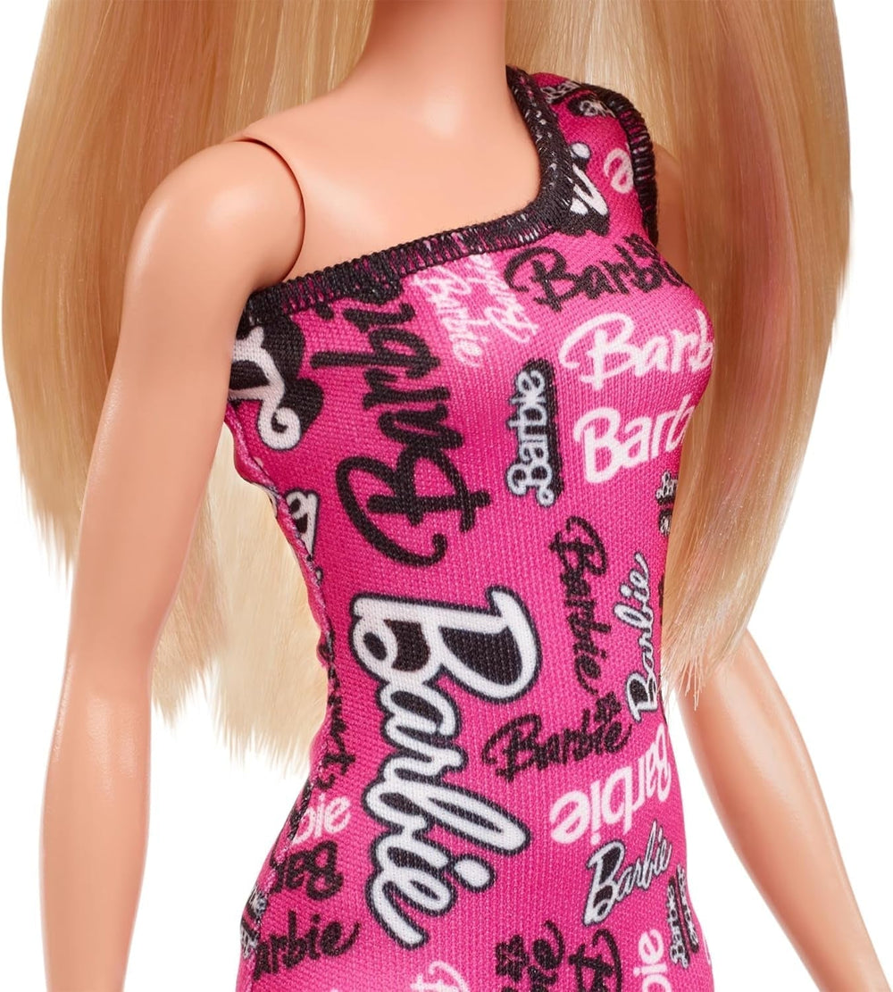 Păpușă Barbie Fashion cu păr blond drept într-o rochie extensibilă roz cu un umăr și pantofi cu logo imprimat, HRH07 Papusi Naty Shop