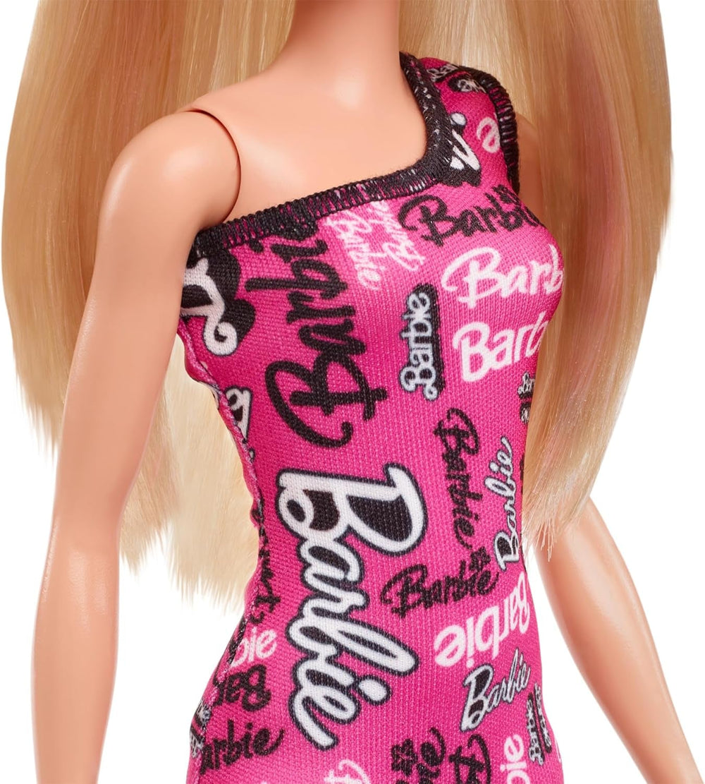 Păpușă Barbie la modă cu păr blond și drept, într-o rochie roz detașabilă cu un singur umăr și pantofi cu logo imprimat, HRH07