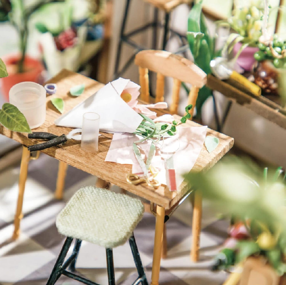 Robotime DG145 Rolife Emily's Flower Shop Miniature Doll's House Fabricat din lemn, metal, tesatura si carton, Dimensiuni: 22 X 15 X 17 Cm, Casute de papusi Naty Shop