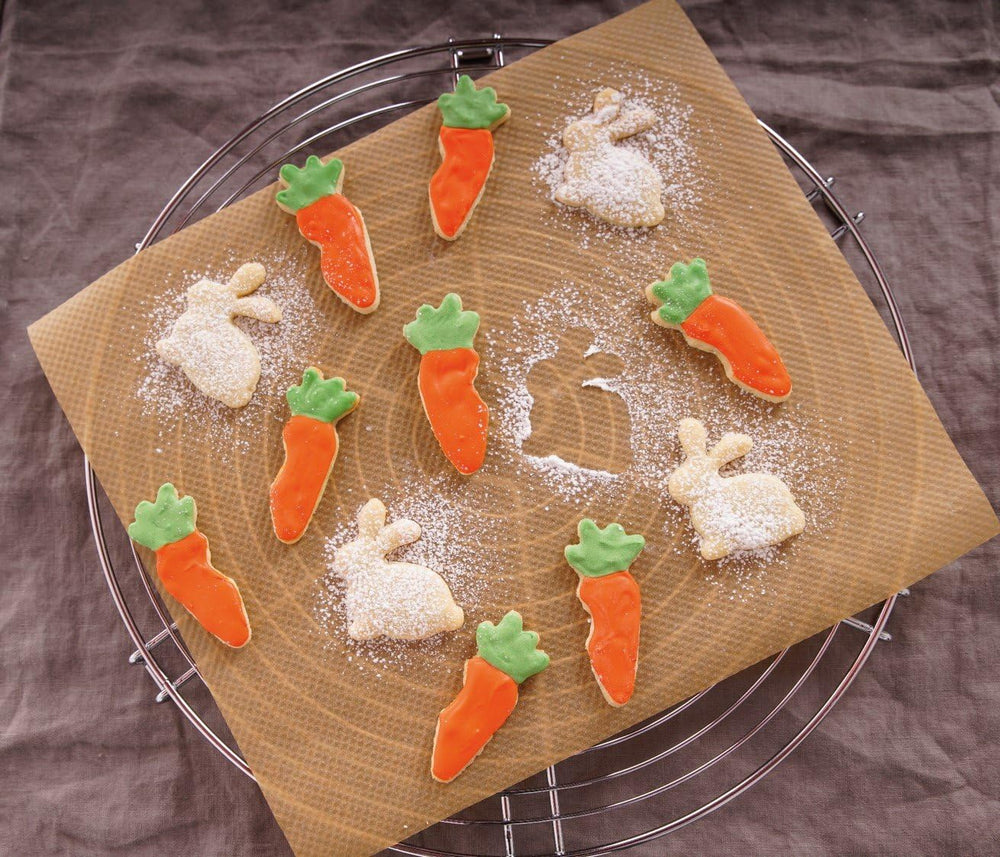 Formă de biscuiți Dr. Oetker „Iepure și Morcov”, modelator de biscuiți și fursecuri din seria „Paștele Auriu” (Culoare: Argintiu), Cantitate: 2 bucăți