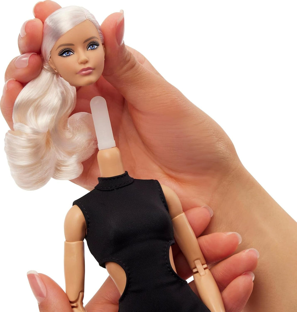 Barbie Basics Modell 2 Sammlerpuppe mit blonden Haaren, schwarzem Minikleid und Gladiatorstiefeln, universelle Passform, beweglicher Körper und austauschbarer Kopf, JBH71 Naty Shop-Puppen