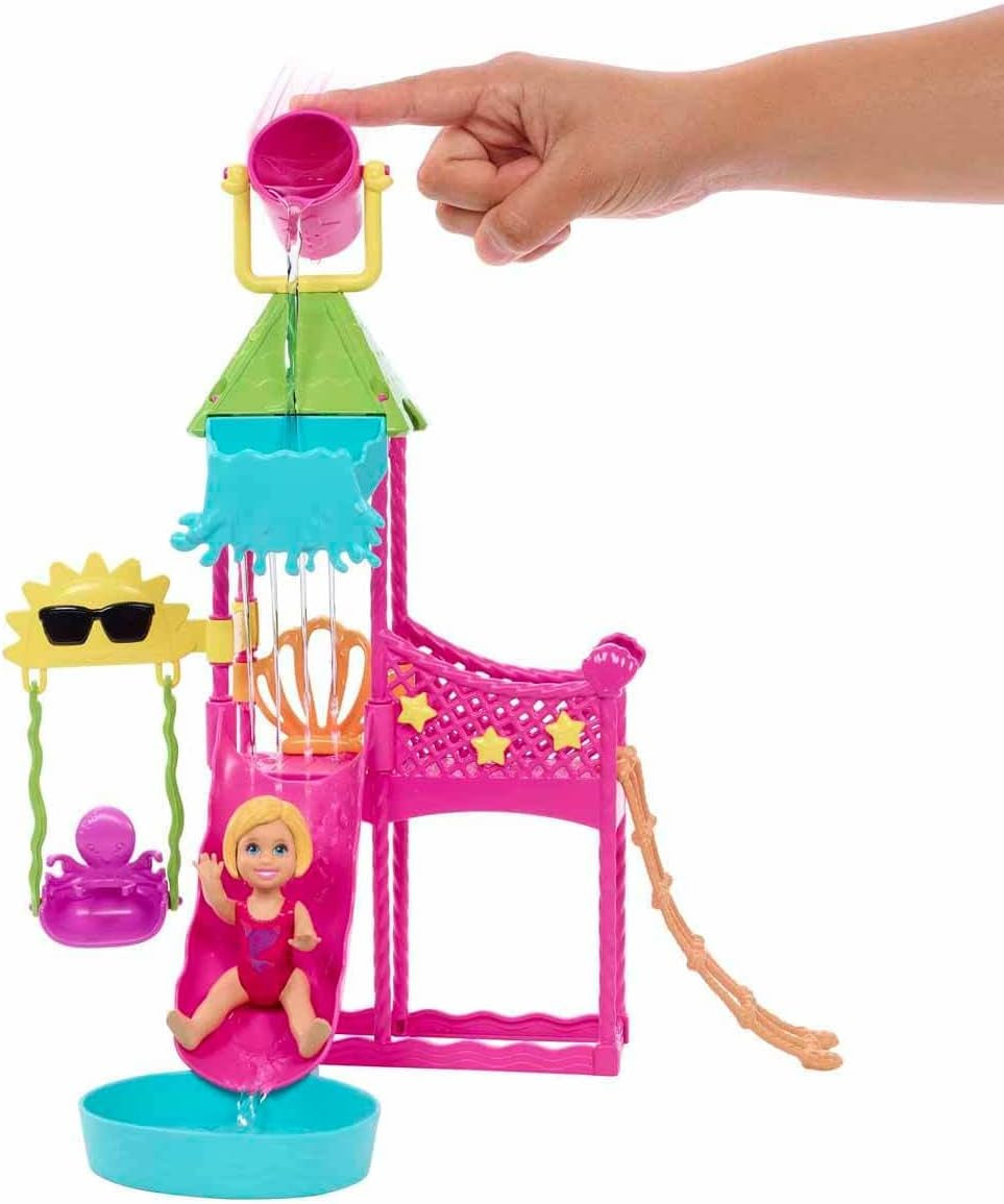 Barbie Skipper Erste Jobs Puppe und Accessoires - Erste Arbeitswelterfahrung im Wasserpark mit echter Wasserrutsche, Zubehörteile, für Kinder ab 3 Jahren, HKD80