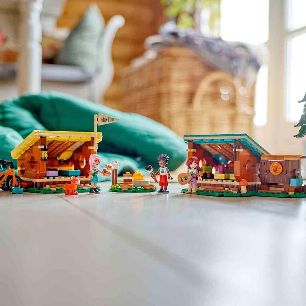 LEGO Friends Gemütliche Hütten im Abenteuercamp, Outdoor-Rollenspielset, Kinderspielzeug für Mädchen und Jungen ab 7 Jahren mit 3 Figuren und Fuchs, Campingspielzeug 42624 Bausets Besuchen Sie den LEGO-Store