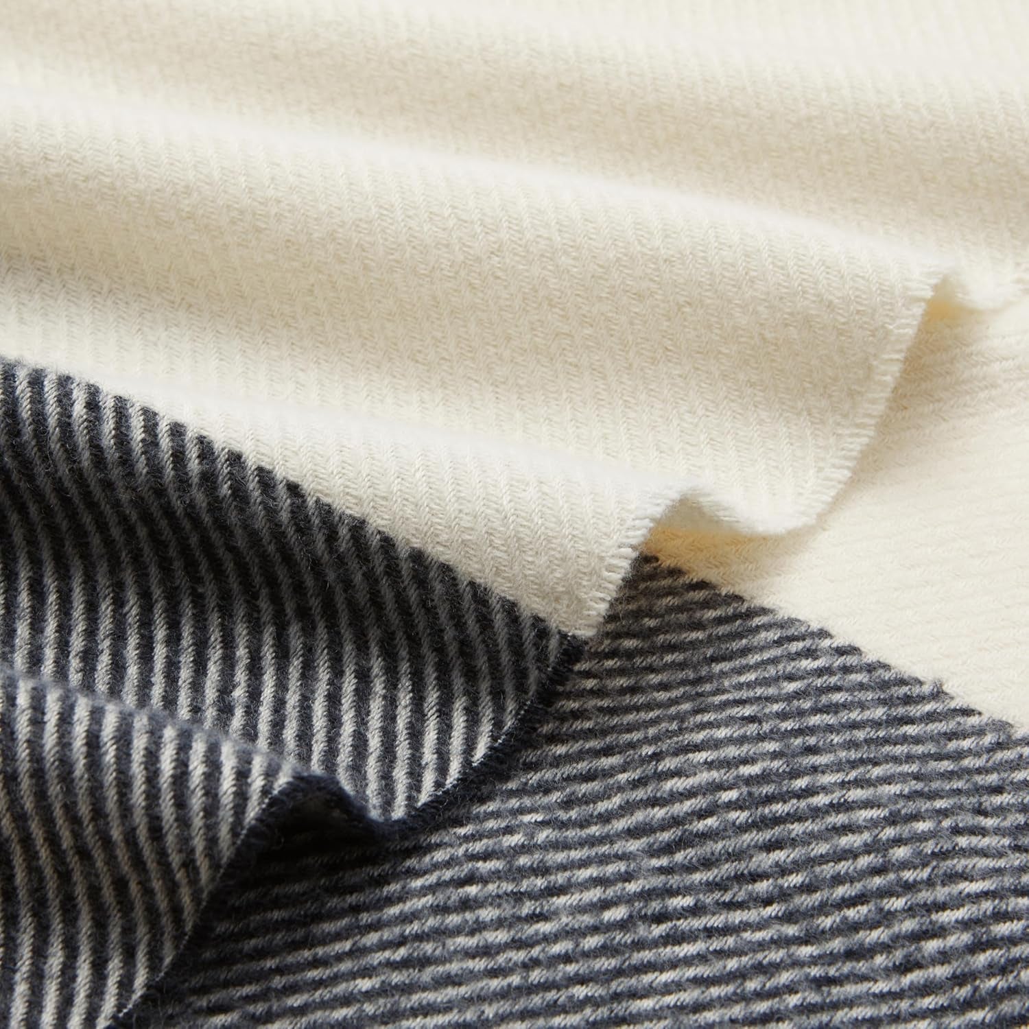 Amazon Basics Überwurfdecke, leichtes, recyceltes Polyester, Raumdekor-Kuscheldecke, 127 x 152 cm, elfenbeinweiß mit blauem Muster. Karierte Betten und Decken. Besuchen Sie den Amazon Basics-Store