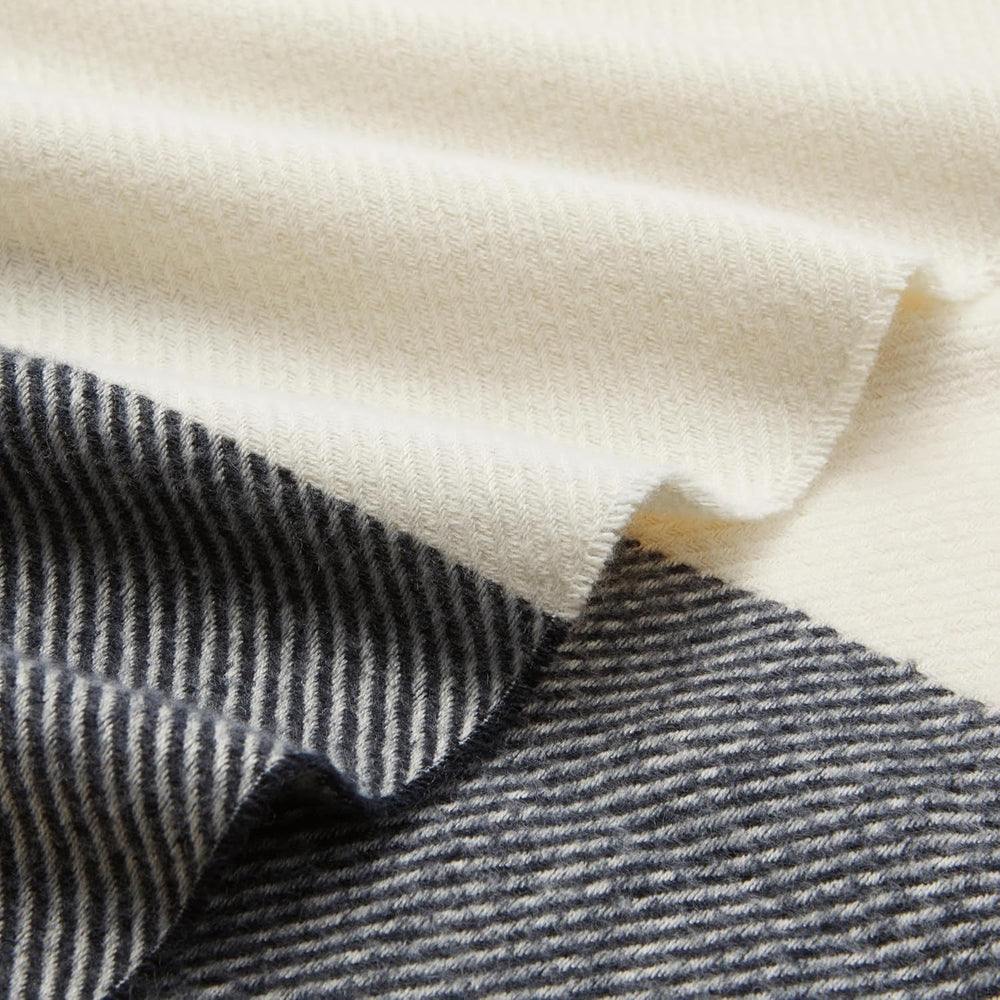 Amazon Basics Überwurfdecke, leichtes, recyceltes Polyester, Raumdekor-Kuscheldecke, 127 x 152 cm, elfenbeinweiß mit blauem Muster. Karierte Betten und Decken. Besuchen Sie den Amazon Basics-Store