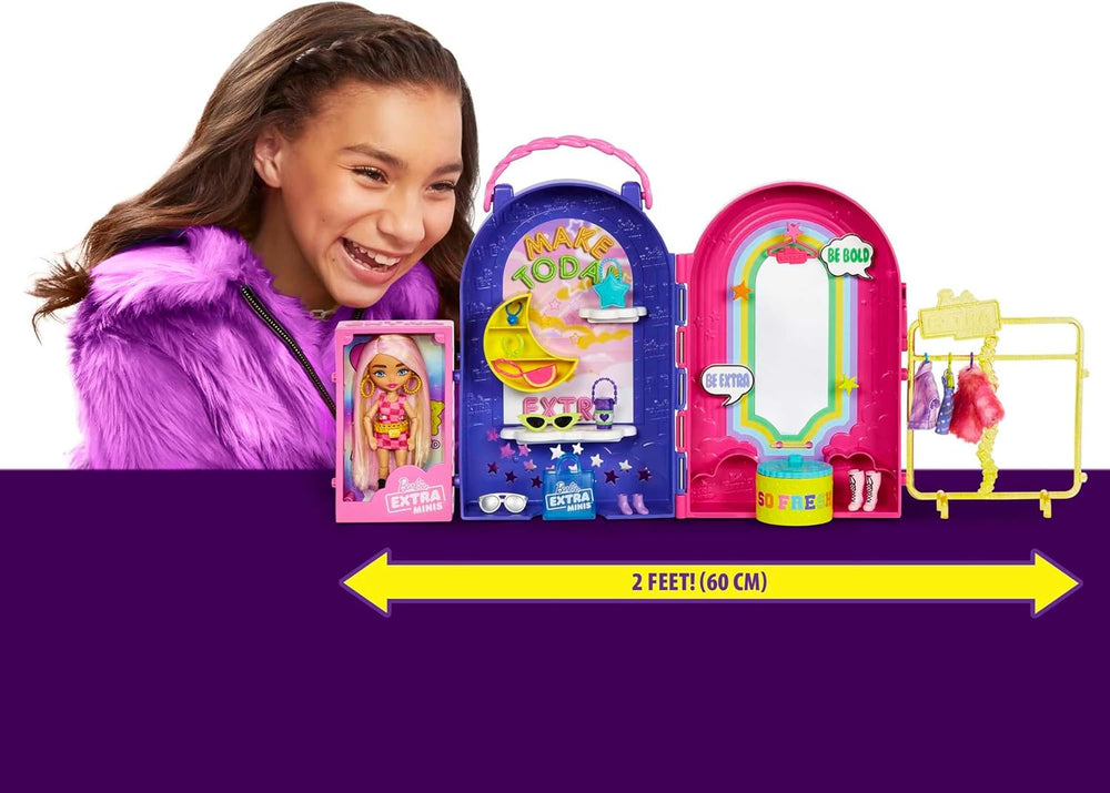 Barbie Extra Minis, Păpușă Extra Mini și Set de Joacă Boutique, Dulap cu Dulapuri, Rafturi, Oglinzi, Platformă 360, Păpușă Extra Mini cu Accesorii de Păr Roz, HHN15