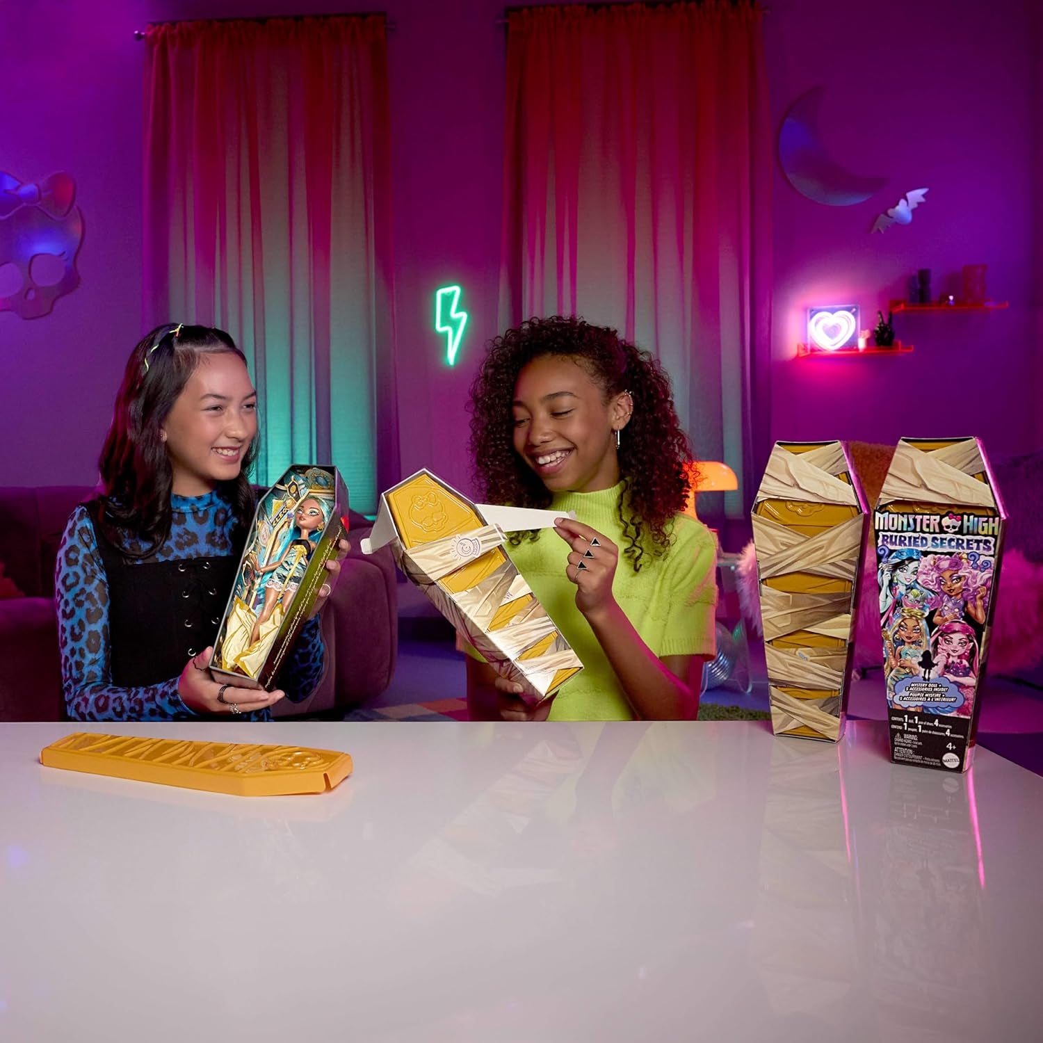 Păpuși și accesorii Monster High Buried Secrets, temă Cozy Creepover cu o păpușă misterioasă și 5 surprize la despachetare (figurinele pot varia), HYV64