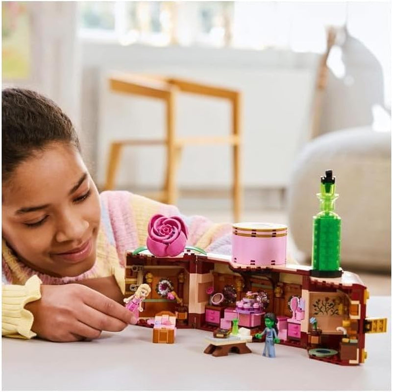 LEGO Schlafzimmer der bösen Glinda und Elphaba – Puppenhaus mit 2 Mini-Puppen von Witches of Oz, coolen Accessoires wie Blumen und Outfits – Kreatives Spielzeug für Mädchen ab 8 Jahren und Fans – 75683 Bausätze Besuchen Sie den LEGO-Store
