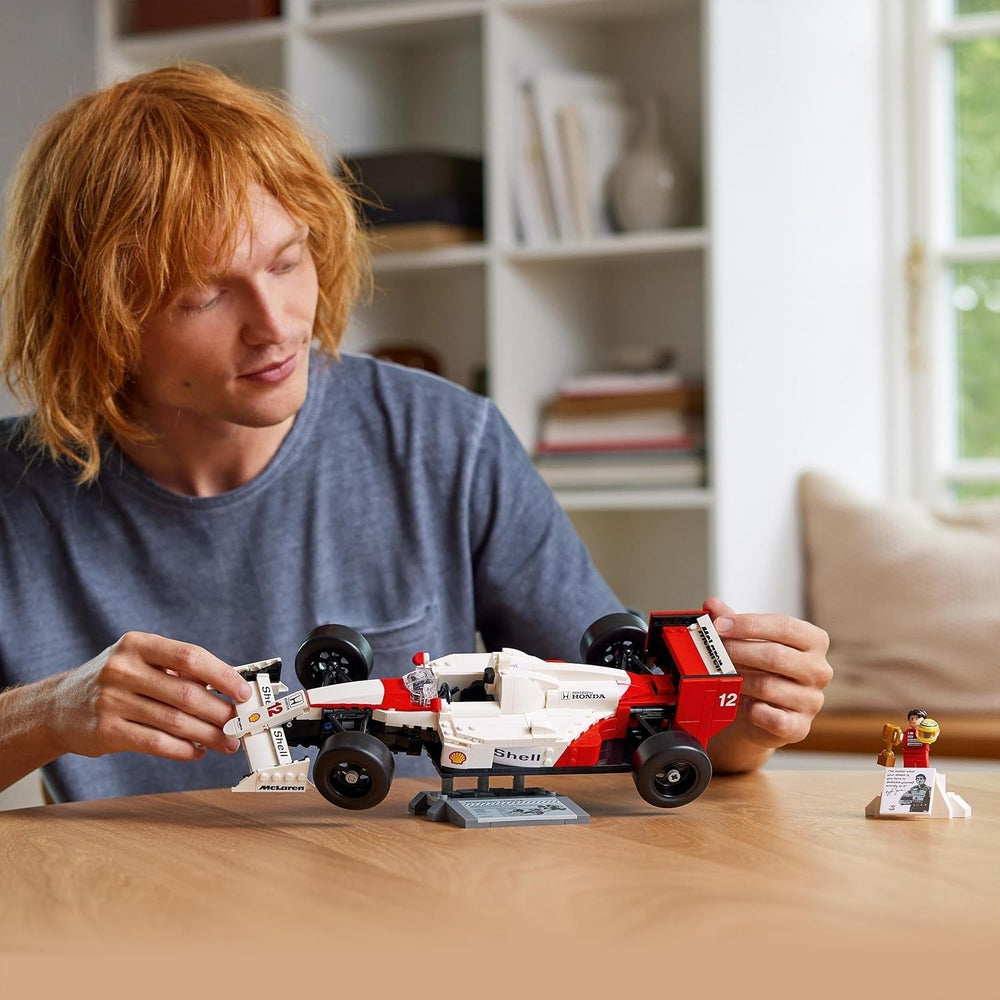 LEGO Icons Mclaren MP4/4 & Ayrton Senna Modellauto-Set, F1-Rennwagen-Set für Erwachsene mit Racer-Minifigur, Sammlerstück, Geschenkidee für Männer, Frauen, Sie und Ihn 10330 Bausets Besuchen Sie den LEGO-Store