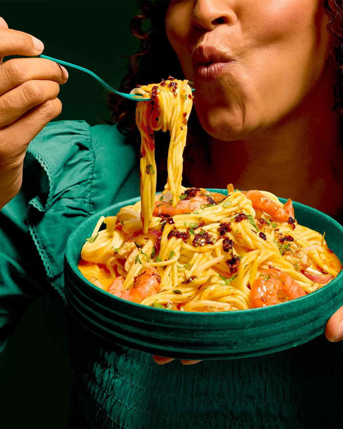 LEE KUM KEE Eiernudeln – Asiatische Eiernudeln, die Klassiker für Wok-Gerichte und Suppen, halbtrockene Nudeln, fertig in 3 Minuten, zwei Portionen pro Packung, 6 x 180 g Multipack