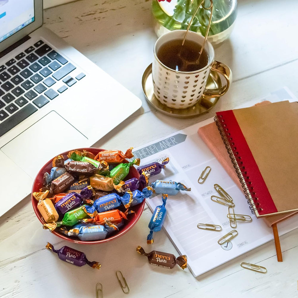 Merci Petits Kaffeecreme – 12 x 125 g – kleine weiße Schokoladenpralinen auf feiner Schokolade mit Kaffeecreme – einzeln verpackte Schokoladenpralinen