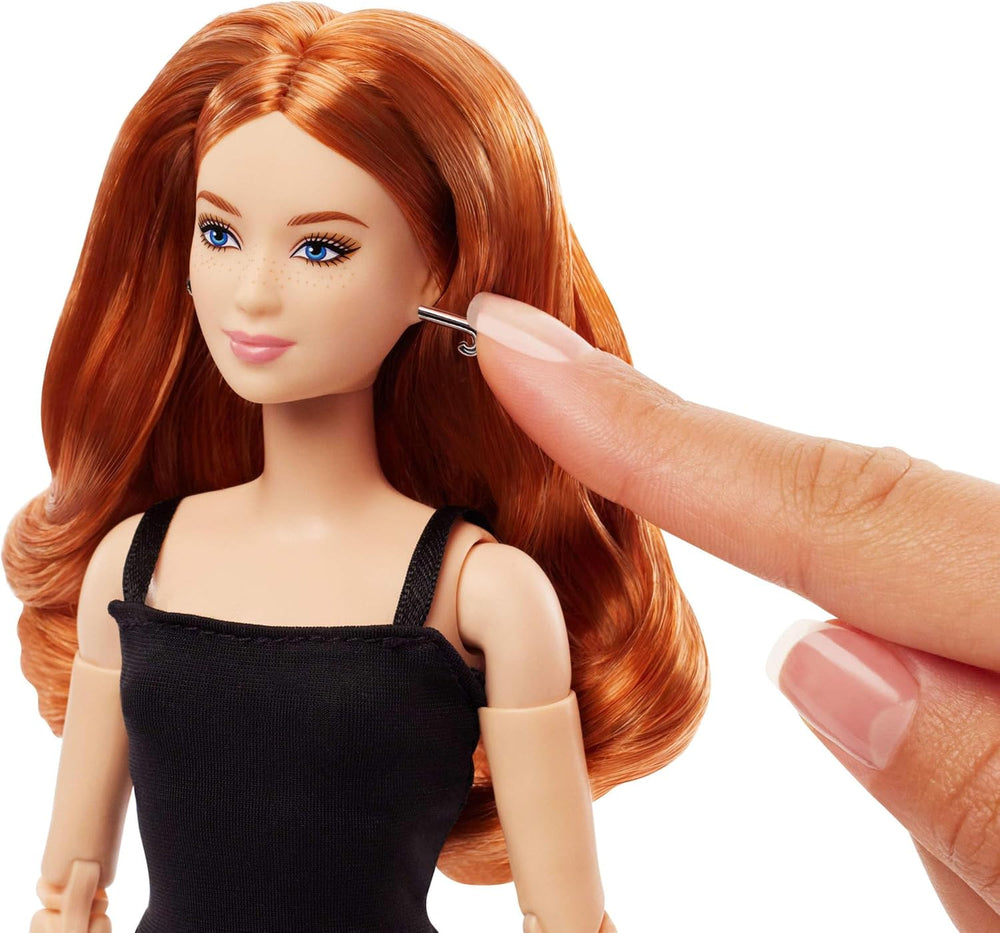 Barbie Basics Model 4, Păpușă de colecție cu bucle roșii, rochie mini neagră și cizme, modă cu potrivire universală, corp mic articulat și cap interschimbabil, JBH74