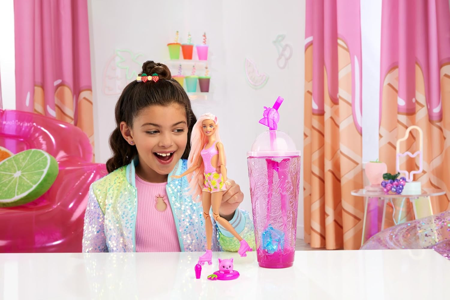 Barbie Pop Reveal Fruit - Păpuși surpriză cu 8 surprize fructate, inclusiv o păpușă poziționabilă cu parfum de limonadă de căpșuni și un cățeluș pufos, vârste 3+, HNW41