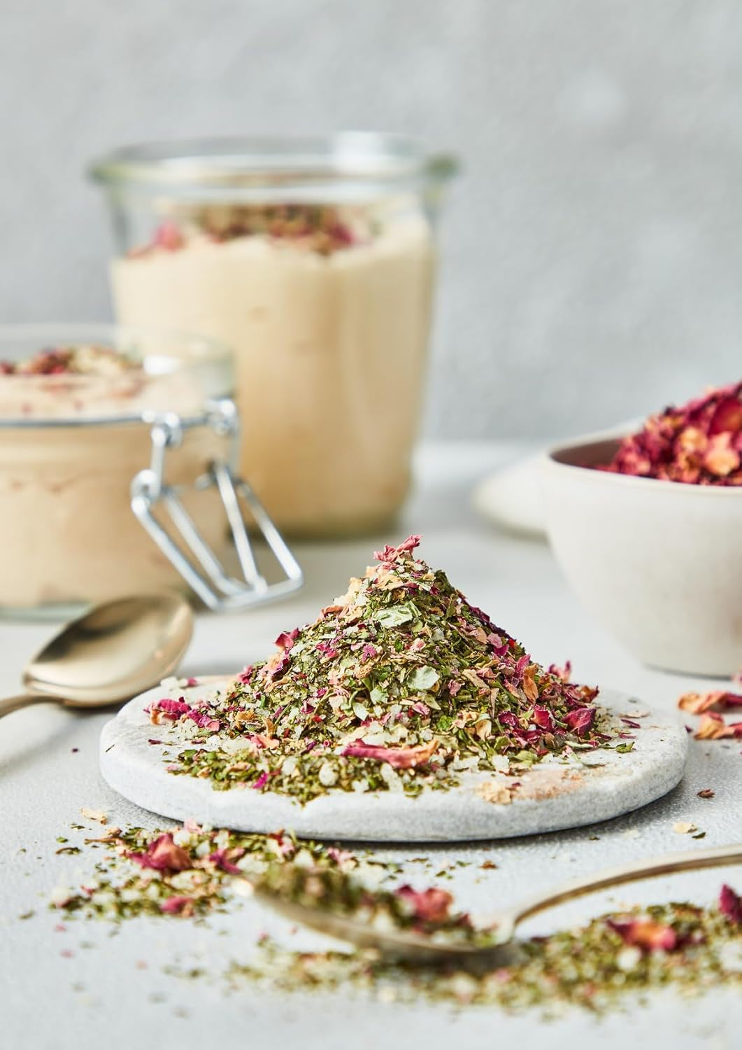 Fuchs Gewürze - Blumiges Kräutersalz | Gewürzsalz mit Rosenblütenblättern, Minze & Salz | Verfeinert Gemüse und Pasta-Gerichte | 45 g im wiederverschließbaren Gewürzglas