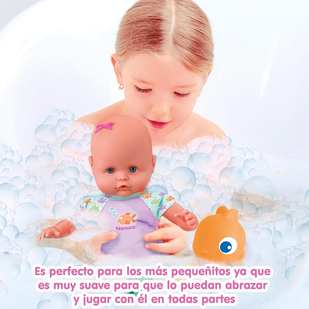 Prima mea baie: O păpușă moale cu corp impermeabil, potrivită pentru utilizare în cadă, piscină și mare. Include un costum de baie și un peștișor plasat în apă.