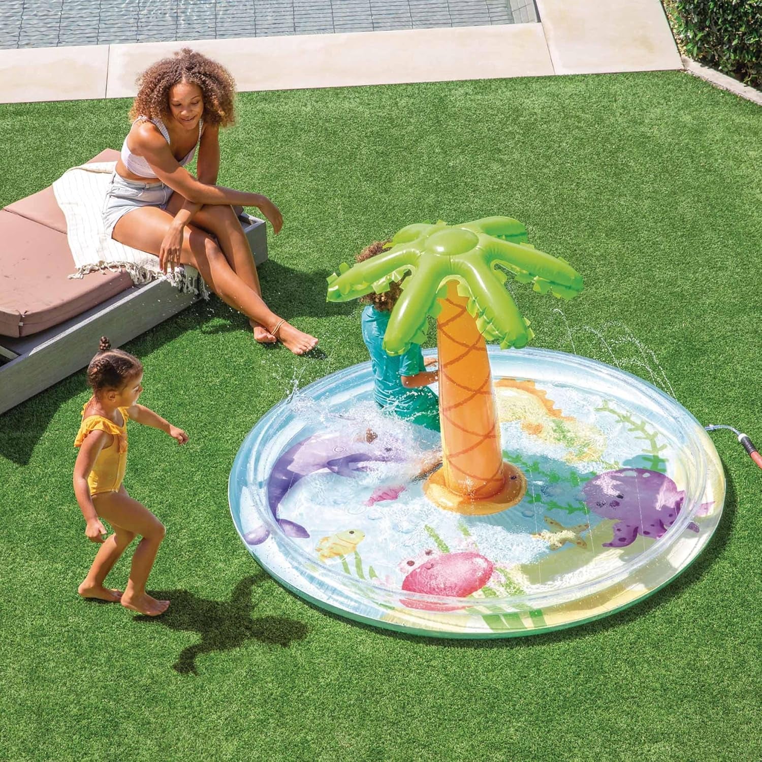 Intex aufblasbarer Kinderpool mit Palmenbrause, Ø 173 x 104 cm, mit Wasserbrause, Schlauchanschluss, Fassungsvermögen 166 L, tropisches Design, strapazierfähiges Vinyl, für Kinder ab 2 Jahren (56433)