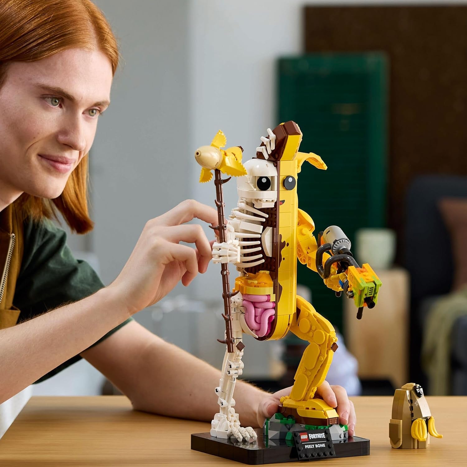 LEGO Fortnite Knochen-Schali – Gamer Modellbau – Bauset für Erwachsene – Schalenschläger Spitshacke, Farbwerfer, Bananenrucksack – Gaming Deko – DIY Set – Gaming Geschenk für Erwachsene & Fans – 77072