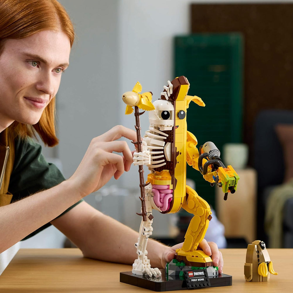LEGO Fortnite Knochen-Schali – Gamer Modellbau – Bauset für Erwachsene – Schalenschläger Spitshacke, Farbwerfer, Bananenrucksack – Gaming Deko – DIY Set – Gaming Geschenk für Erwachsene & Fans – 77072