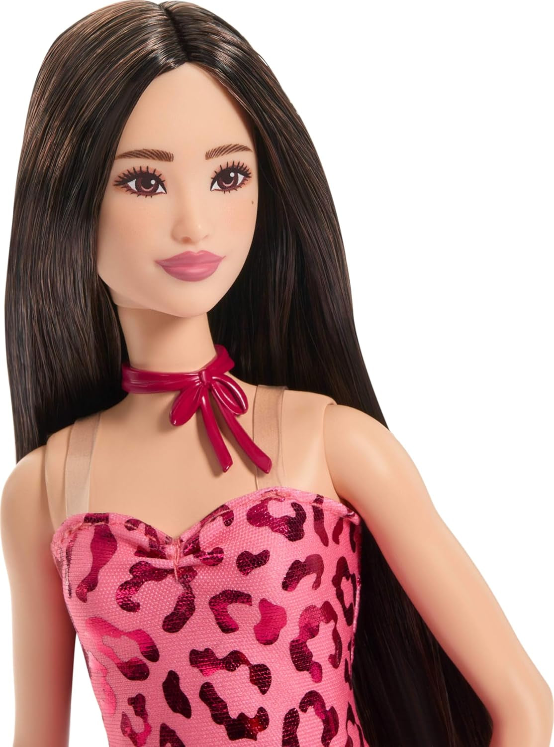 Păpușa Barbie Fashionistas nr. 246 într-o rochie roz, fără bretele, cu imprimeu leopard, cu păr negru și accesorii precum un colier cu fundă și cizme, JJN59