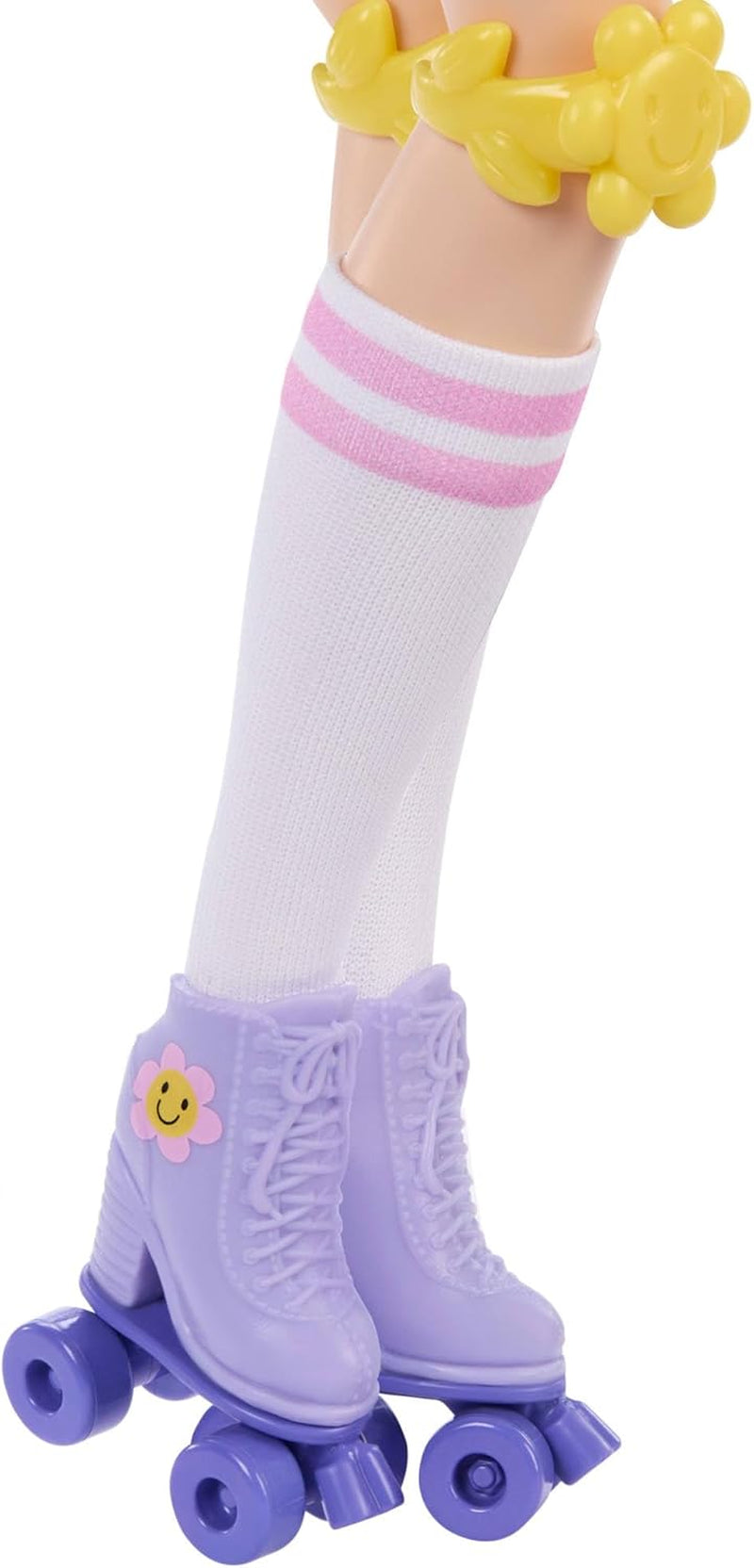 Păpușa Barbie Dream Besties și accesorii, Păpușă Barbie Renee la modă articulată cu patinaj pe role și păr negru, 12 accesorii tematice cu videoclipuri și mâncare, JFX99