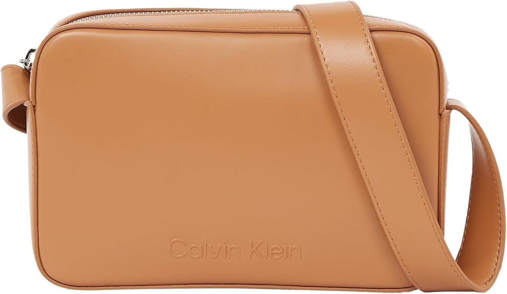 Calvin Klein crossbody sac Embossed Logo Camera Bag cu închidere cu fermoar Genti Femei Naty Shop Brown (Leu)