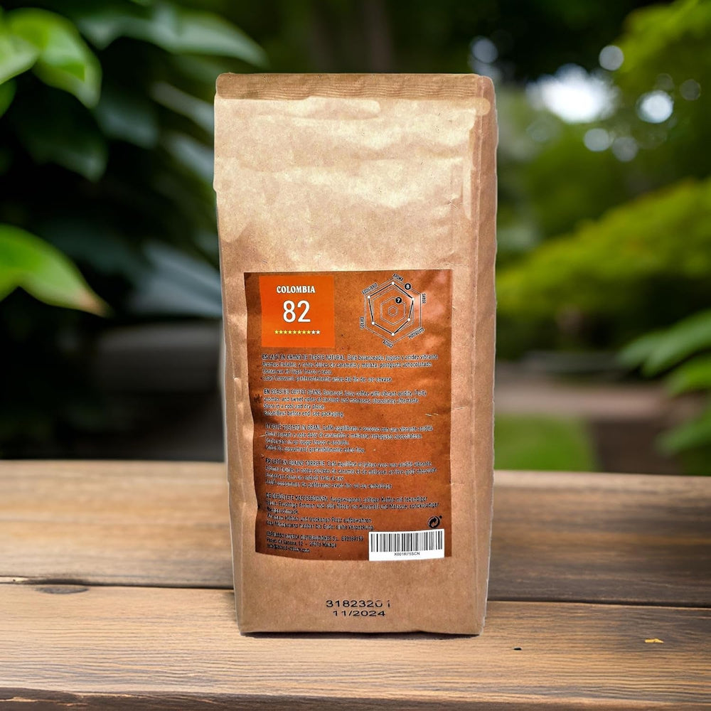1 kg de boabe de cafea naturală 100% Arabica – origine exclusivă din Columbia – premiate cu 82 de puncte de către Asociația Cafelelor de Specialitate (SCA) – pentru aroma, gustul și excelența sa